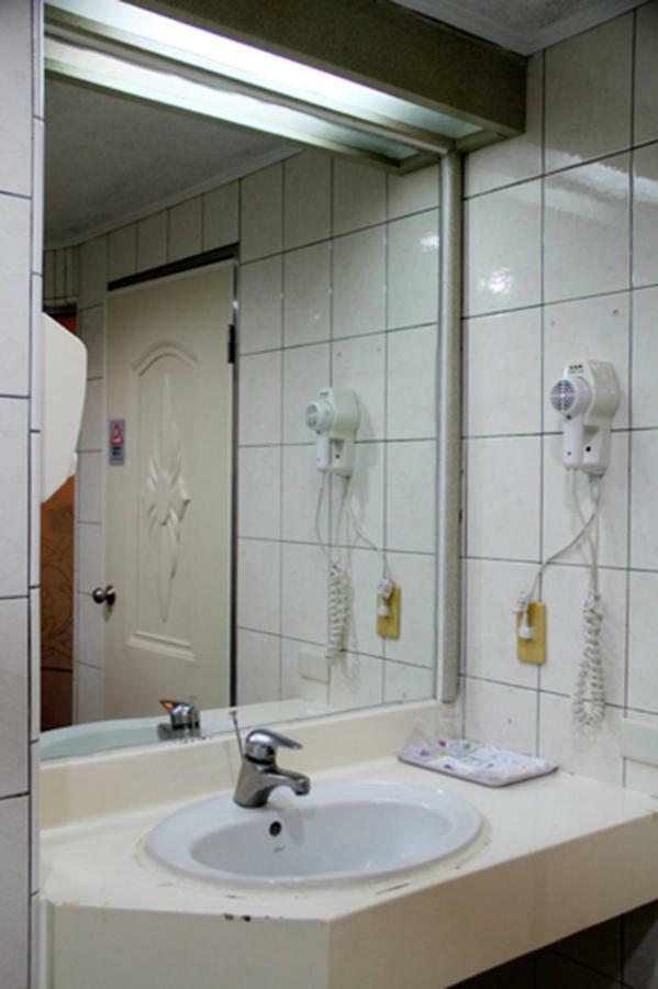 Persimmon Hotel Kota Hsinchu Bagian luar foto